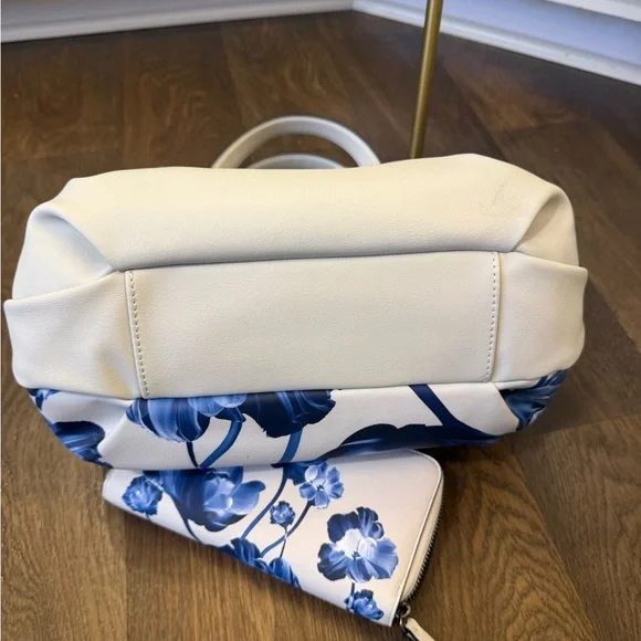 Vera Wang Floral Blue and White Handbag Set - Picture 9 of 10